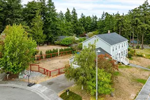1270 SW 4th Ave, Oak Harbor, WA 98277 - Photo 2