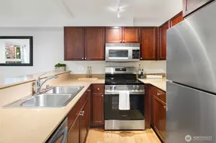 566 Prospect St, Seattle, WA 98109 - Photo 6