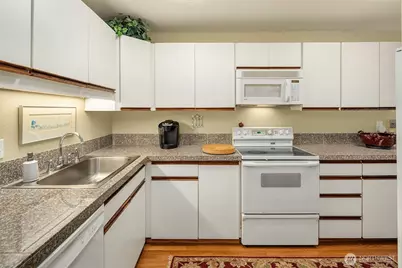10209 NE 19th Place #D2, Bellevue, WA 98004 - Photo 18