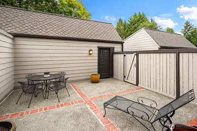 10209 NE 19th Place #D2, Bellevue, WA 98004 - Photo 16