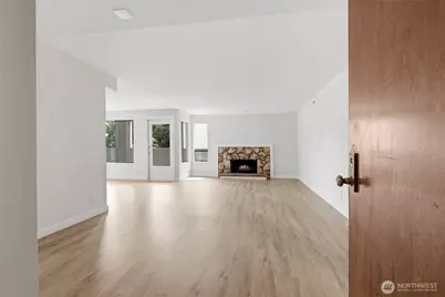 17417 Ashworth Avenue N #202, Shoreline, WA 98133 - Photo 2