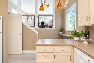 825 NE 75th St, Seattle, WA 98115 - Photo 14