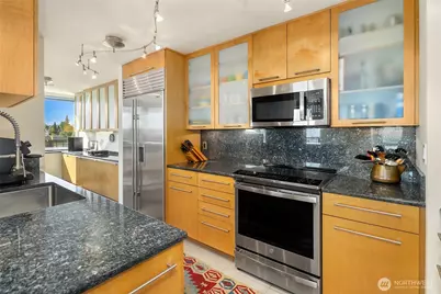 4540 8th Avenue NE #801, Seattle, WA 98105 - Photo 4