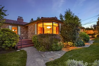 6049 Princeton Avenue NE, Seattle, WA 98115 - Photo 2