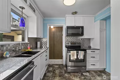11032 Dayton Avenue N, Seattle, WA 98133 - Photo 4