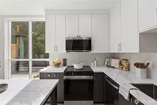 2328 Franklin Ave E, Seattle, WA 98102 - Photo 14