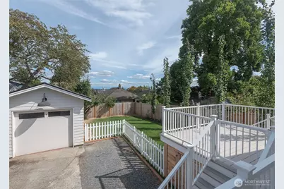 3820 Burke Avenue N, Seattle, WA 98103 - Photo 4