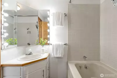 3226 30th Avenue W, Seattle, WA 98199 - Photo 16