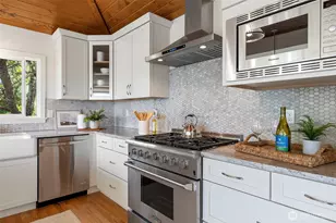 5930 Rose Loop NE, Bainbridge Island, WA 98110 - Photo 8