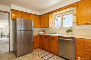 9815 Roosevelt Way NE, Seattle, WA 98115 - Photo 12