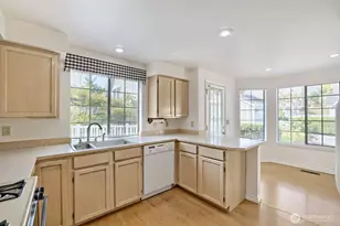 10063 Wallingford Ave N, Seattle, WA 98133 - Photo 4