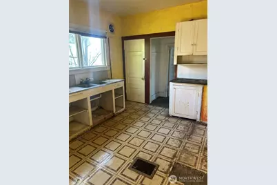 5247 Brooklyn Avenue NE, Seattle, WA 98105 - Photo 8