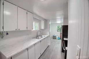 11330 E Riverside Dr, Bothell, WA 98011 - Photo 4