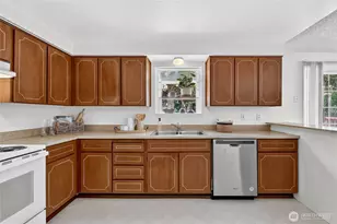 528 SW 118th St, Seattle, WA 98146 - Photo 12