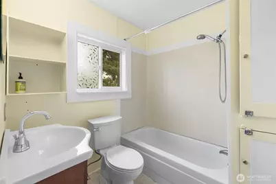 1442 E Whidbey Avenue, Oak Harbor, WA 98277 - Photo 20