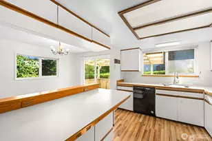 14221 SE 10th Pl, Bellevue, WA 98007 - Photo 4