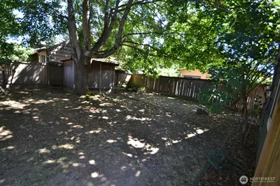 13702 Densmore Avenue N, Seattle, WA 98133 - Photo 10