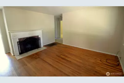 13702 Densmore Avenue N, Seattle, WA 98133 - Photo 2