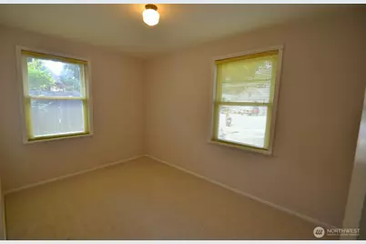 13702 Densmore Avenue N, Seattle, WA 98133 - Photo 8