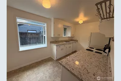 13702 Densmore Avenue N, Seattle, WA 98133 - Photo 12