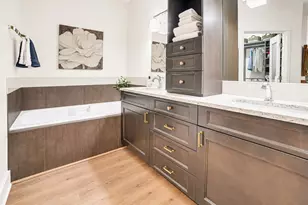 10045 NE 1st St, Bellevue, WA 98004 - Photo 18