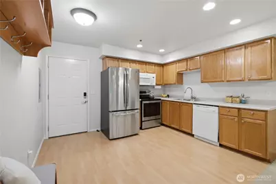 7912 170th Avenue NE #204, Redmond, WA 98052 - Photo 4