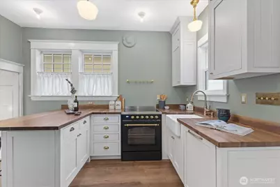 734 N 75th Street, Seattle, WA 98103 - Photo 10