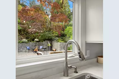 863 E Gwinn Place, Seattle, WA 98102 - Photo 14