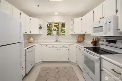 200 99th Avenue NE #28, Bellevue, WA 98004 - Photo 6