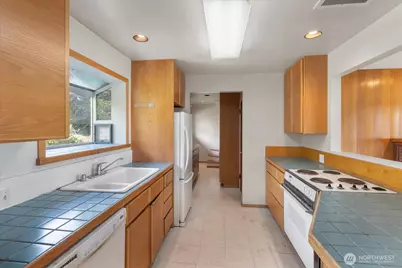 12286 Shorewood Drive SW, Seattle, WA 98146 - Photo 10