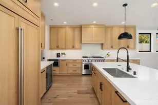 8040 Forest Dr NE, Seattle, WA 98115 - Photo 10