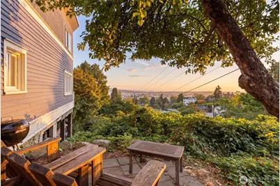 4259 Greenwood Avenue N, Seattle, WA 98103 - Photo 2