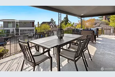 2527 Westmont Way W, Seattle, WA 98199 - Photo 24