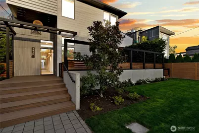 3420 33rd Avenue W, Seattle, WA 98199 - Photo 2
