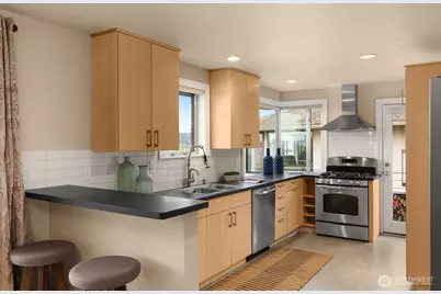 5930 Wilson Avenue S, Seattle, WA 98118 - Photo 12