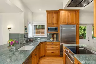 6575 NE Honeysuckle Ln, Bainbridge Island, WA 98110 - Photo 14