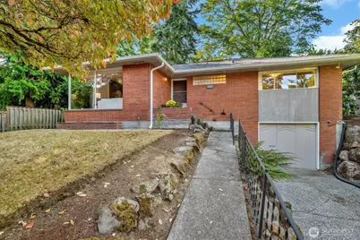 5711 38th Avenue NE, Seattle, WA 98105 - Photo 1