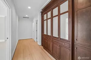 8975 NE 10th St, Bellevue, WA 98004 - Photo 22