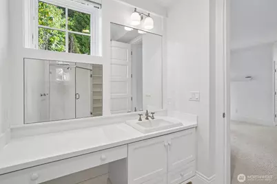 8975 NE 10th Street, Bellevue, WA 98004 - Photo 28