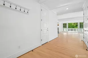 8975 NE 10th St, Bellevue, WA 98004 - Photo 2