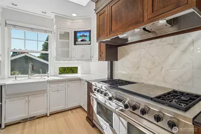 8975 NE 10th Street, Bellevue, WA 98004 - Photo 10