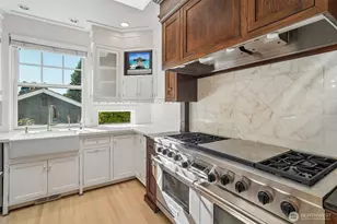 8975 NE 10th St, Bellevue, WA 98004 - Photo 10