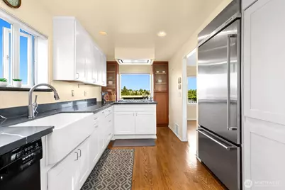 2472 Montavista Place W, Seattle, WA 98199 - Photo 12