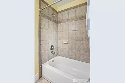 5728 Woodlawn Avenue N, Seattle, WA 98103 - Photo 24