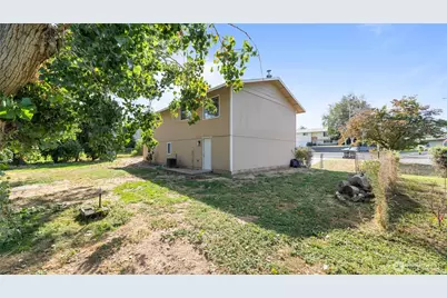 2402 W 16th Ave, Kennewick, WA 99337 - Photo 2