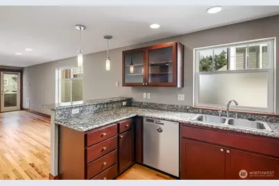 5260 Brooklyn Avenue NE #B, Seattle, WA 98105 - Photo 10