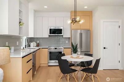 807 N 39th Street, Seattle, WA 98103 - Photo 2