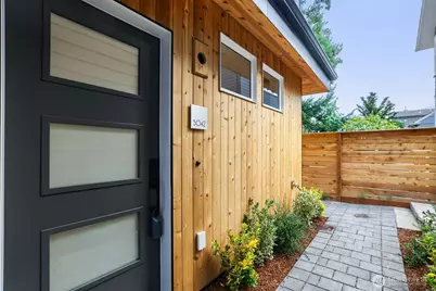 5042 35th Avenue NE, Seattle, WA 98105 - Photo 2