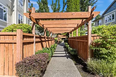 2034 Newport Way NW #11-1, Issaquah, WA 98027 - Photo 2