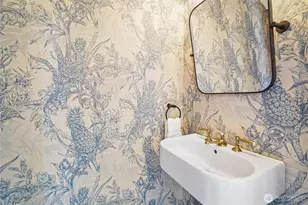 1009 W Crockett St, Seattle, WA 98119 - Photo 12